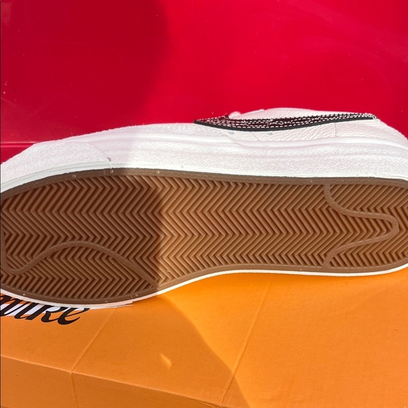 Nike White and Black Women's Sneakers - Picture 2 of 4